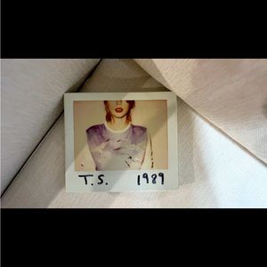 TAYLOR SWIFT 1989 ALBUM CD WITH CARDBOARD SLEEVE